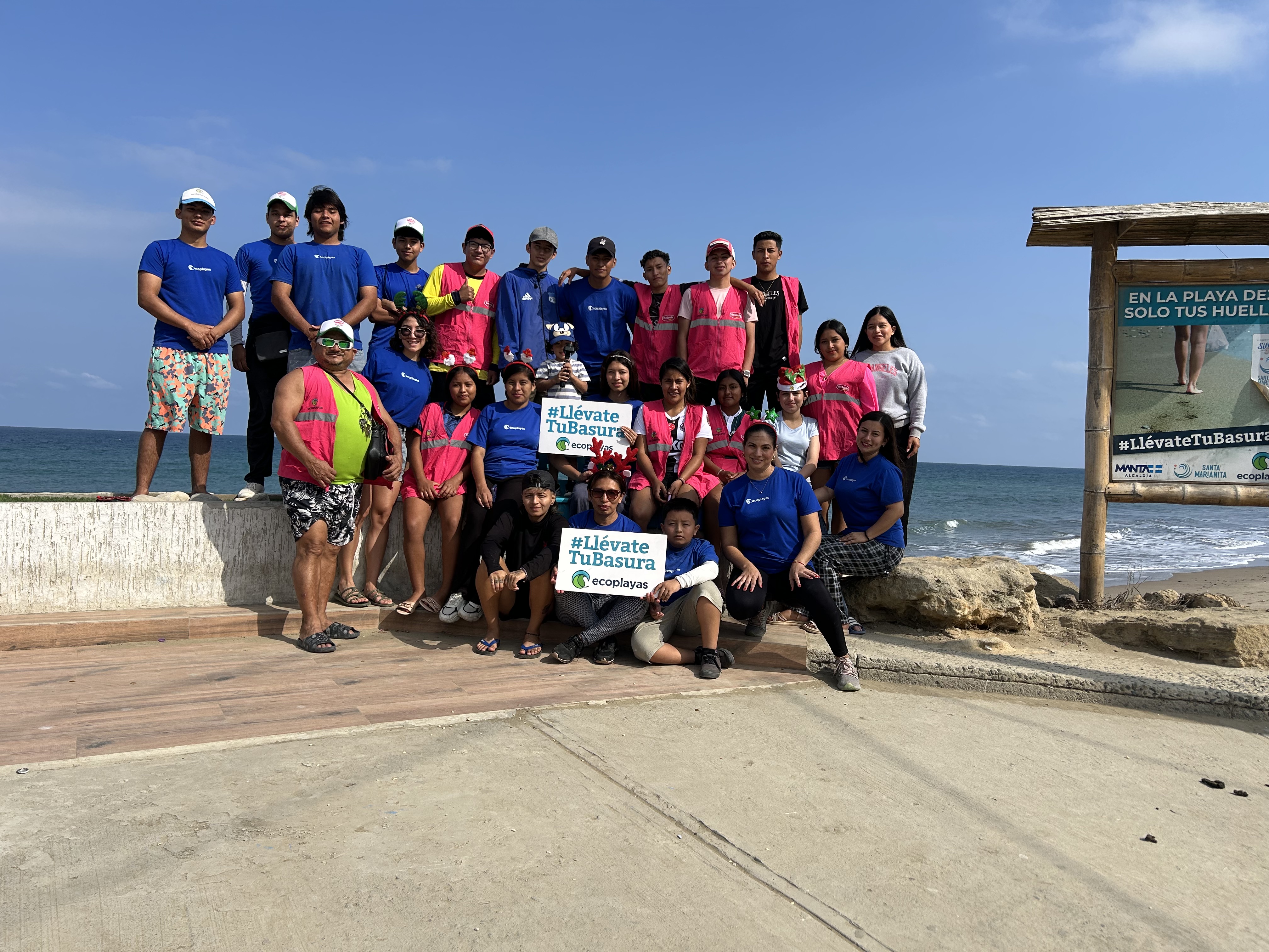 Voluntarios limpiando la playa