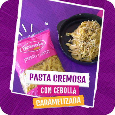 Pasta cremosa con cebolla caramelizada